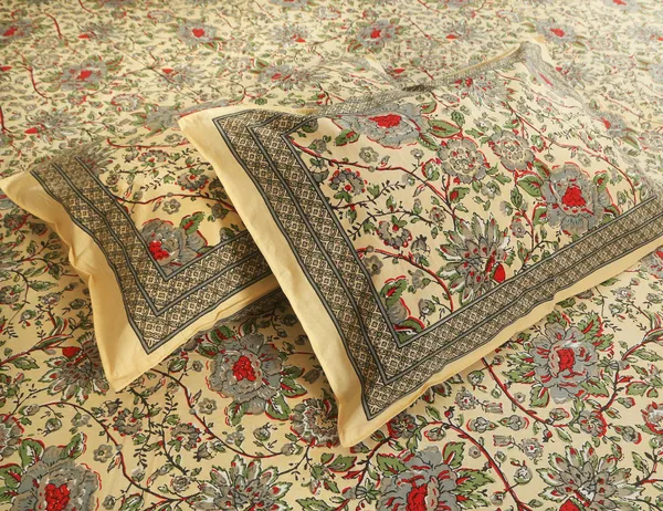 Red_Cotton_Royal_Blossom_Empire_Double_Bedsheet_With_Pillow_Cover_108_X_108_Cm